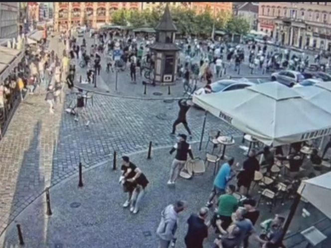 Wrocław. Burdy kibiców na Starym Rynku. Interweniowała policja [ZDJĘCIA].