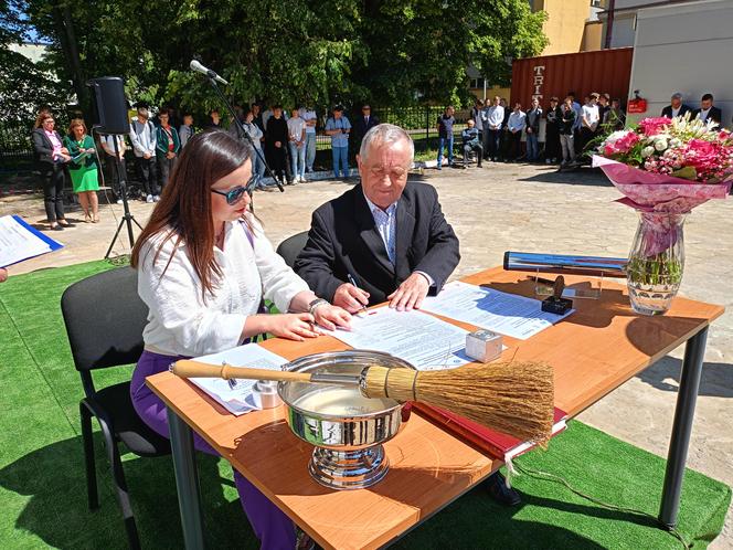 W ścianie budynku powstającego Branżowego Centrum Umiejętności w branży elektroenergetyki zamurowana została także kapsuła czasu