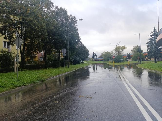 Zagrożenie powodziowe. Głuchołazy. Woda przelała się przez wały. Zalewa miasto