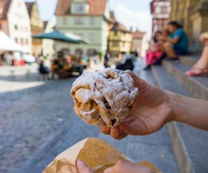 Schneeballen, czyli niemieckie kule śnieżne, to pączki o wyjątkowym kształcie i chrupiącej strukturze. Poznaj przepis z 1913 rok
