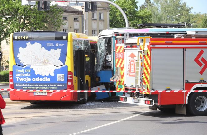  Wypadek we Wrocławiu  Tramwaj zderzył się z autobusem. Są poszkodowani 
