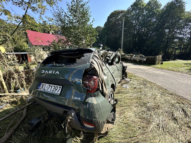 Stronie Śląskie przed i po powodzi. Aż trudno uwierzyć, że to te same miejsca. Zdjęcia odbierają mowę 