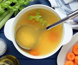 Nigdy nie gotuj tak rosołu. Tych błędów wystrzegaj się jak ognia 