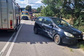 Nietrzeźwy kierowca hyundaia staranował 17-latka pod Kartuzami. Chłopak walczy o życie [ZDJĘCIA].