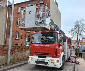 Pożar w kamienicy w Lesznie. Strażacy wynosili sadzę z komina wiadrami 