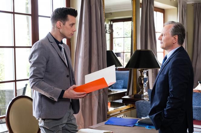 Na Wspólnej odc. 3300 - opis, streszczenie: Brat kradnie Darkowi ważny dokument w kancelarii ojca