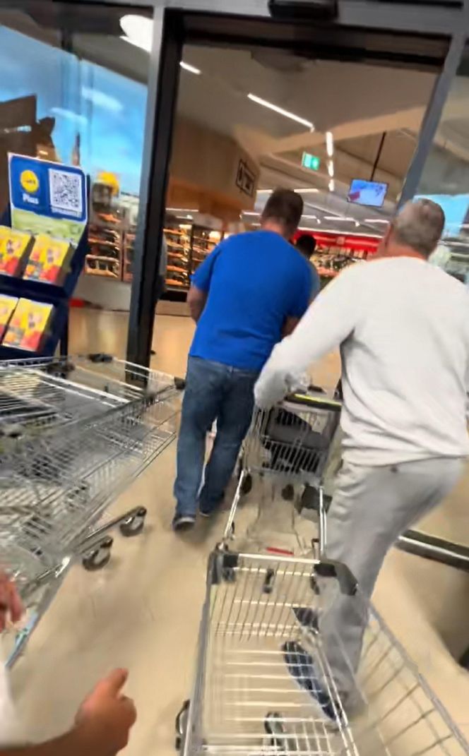 Szturm na nowego Lidla w Jasienicy. Tłumy mieszkańców od świtu czekały na otwarcie