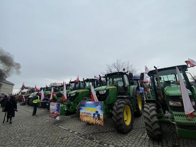 Protest rolników we Wrocławiu. Strajk wymyka się spod kontroli. Urząd Wojewódzki obrzucany jajkami