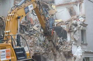 Wyburzanie budynku na ul. Dzielnej 58 w Warszawie 9.01.2025