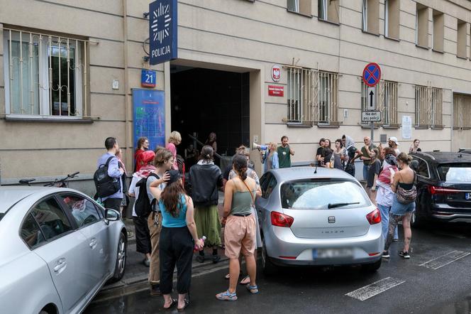 Protest pod komendą policji w Warszawie