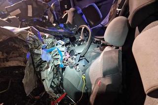 Koszmarny wypadek w gminie Raciąż. Nie żyje młody chłopak. Jego osobówka wyleciała z drogi i gruchnęła w drzewo