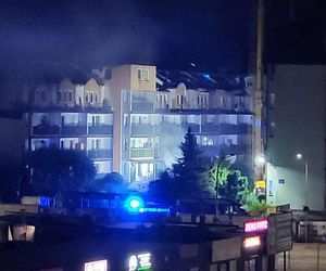 Kłęby dymu nad blokiem, który spłonął w Ząbkach. Co się stało?