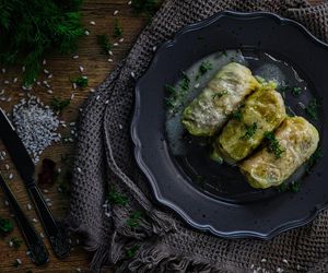 Już nie pomidorowy. Teraz domowe gołąbki robi się z tym niebanalnym sosem 