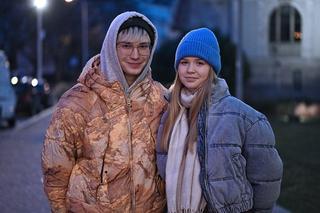 Pierwsza miłość, odcinek 3829. Nikodem (Adam Wojciechowski), Julka (Dąbrówka Kruk)