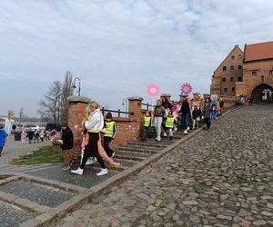 Przemarsz przedszkolaków z marzannami ulicami Grudziądza