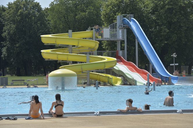 Baseny ratują przed upałem. Warszawiacy ruszyli na miejskie pływalnie