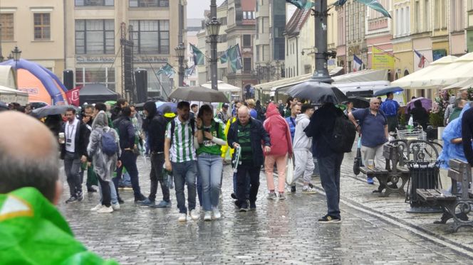 Gorąco przed finałem Ligii Konferencji we Wrocławiu. Tysiące kibiców na Rynku