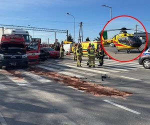 Ciężarówka zmiażdżyła cztery pojazdy. Są ranni