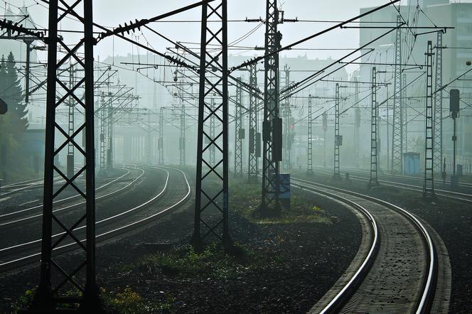36-latek RZUCIŁ SIĘ pod koła pociągu! Tragedia na torach w Lesznie 