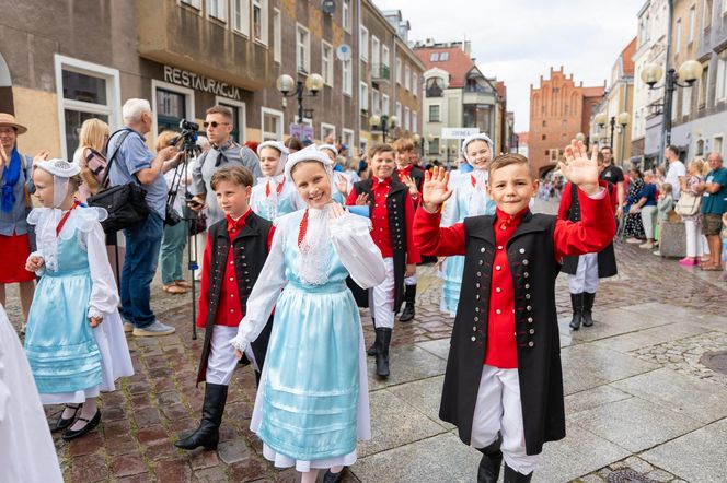 Dni Folkloru w Olsztynie 2025. Ulicami Starego Miasta przeszedł barwny korowód