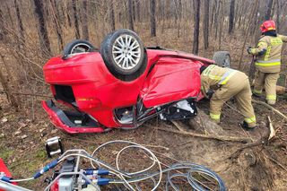 Audi na dachu, przygniotło je drzewo, przebijając karoserię! Uwięziony 35-latek nie żyje [ZDJĘCIA]