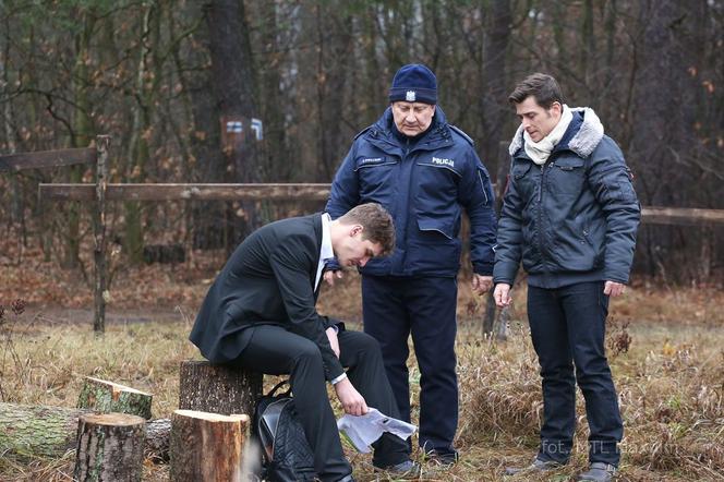 M jak miłość odc. 1125. Marcin (Mikołaj Roznerski), Marek (Kacper Kuszewski), Staszek (Sławomir Holland)