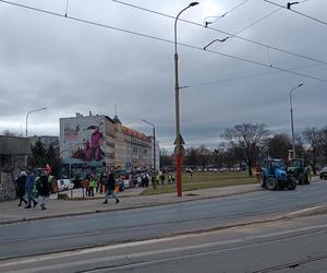 Protest rolników we Wrocławiu. Strajk wymyka się spod kontroli. Urząd Wojewódzki obrzucany jajkami