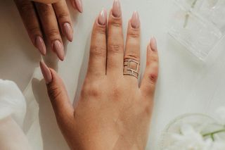 Minimalistyczne, eleganckie, pasują do wszystkiego. Princess nails to najmodniejszy manicure na lato 2025