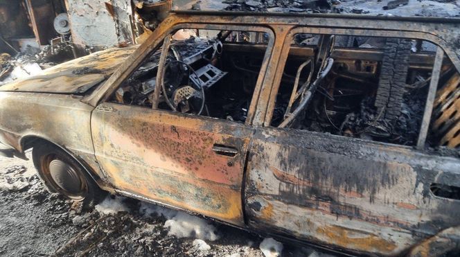 „Nasz majątek poszedł z dymem”. Kolekcja zabytkowych pojazdów spłonęła w kilka chwil