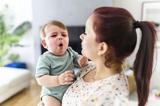 Kaszel męczy niemowlaka, ale gorączki brak. To tylko przeziębienie, czy coś poważniejszego?