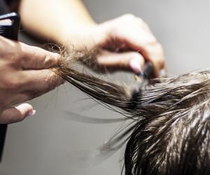 Nauczyciel wbrew woli ucznia ściął mu włosy. Tłumaczył się statutem szkoły 