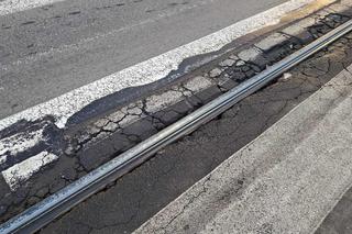 Ulica Trzebnicka we Wrocławiu się rozpada. Dziury takie, że można zostawić buty 