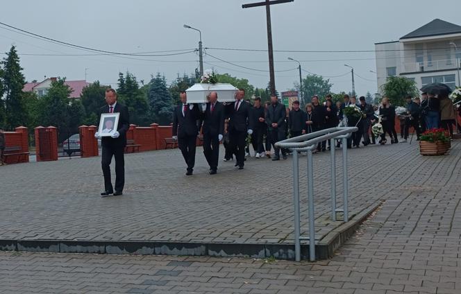 Ostatnie pożegnanie Kacpra i Wojtka. Nad ich białymi trumnami łkali najbliżsi. "Spotkamy się z nimi po naszej śmierci"