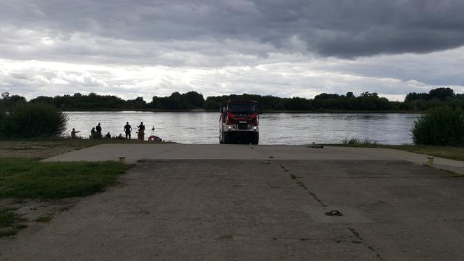 Znaleziono zwłoki nad Wisłą w Grudziądzu. Trwa akcja policji i straży pożarnej