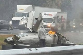 Samolot rozbił się na autostradzie