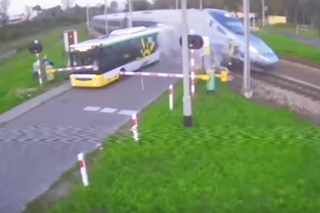 Zderzenie Pendolino relacji Bielsko-Biała - Gdynia z autobusem. Jest nagranie z monitoringu. Wygląda to przerażająco! [WIDEO]