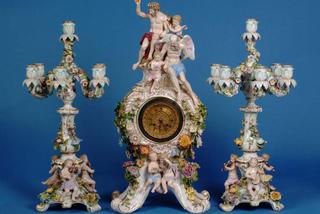 Miśnia – porcelanowy zegar kominkowy z parą kandelabrów, barokowy wzór powtórzony w XIX wieku 