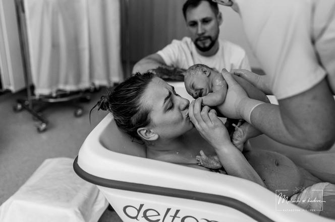 „Kolekcjonuję nieuchwytne chwile”. Reportaże z narodzin pozwalają odczarować traumę z porodu