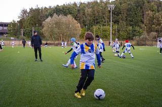 W Olsztynie otwarto profesjonalne boisko sportowe. Będą korzystali z niego młodzi piłkarze