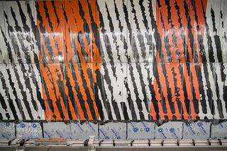 Tygrysie ściany w metrze na Targówku