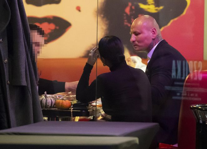 Artur Szpilka na sushi z najbliższymi po premierze filmu "Szpilka"