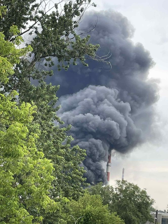 Pożar składowiska opon w Toruniu. Dym widoczny z daleka