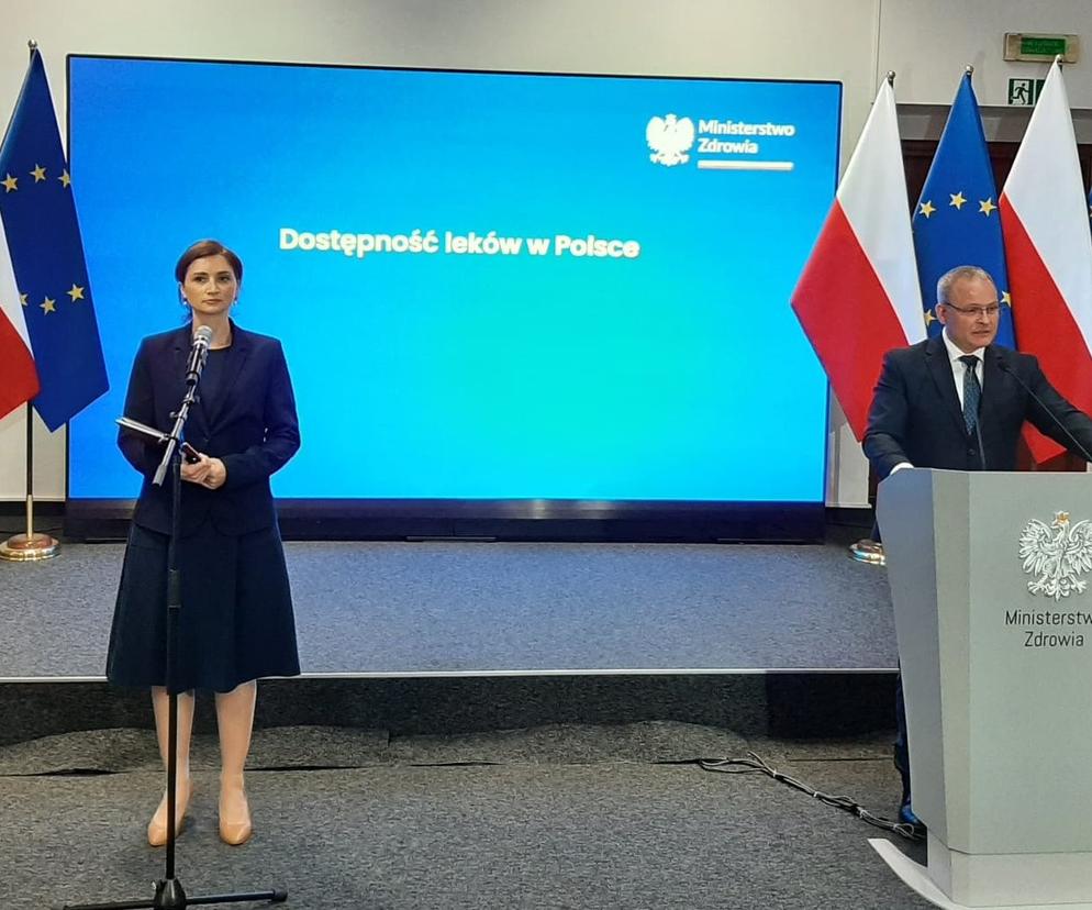 Wiceminister zdrowia Maciej Miłkowski na konferencji prasowej 