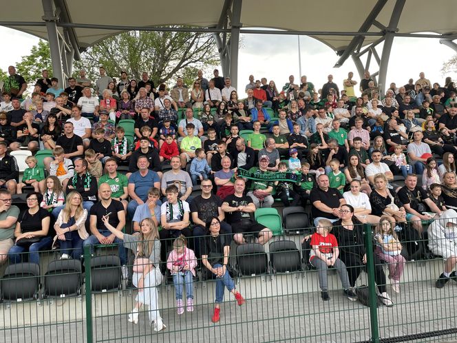 Kibice na otwarciu stadionu w Starachowicach