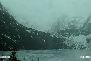 Turyści wchodzą na tafle tatrzańskich stawów. TOPR ostrzega