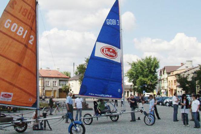 Żaglowozy na rynku w Łowiczu. Jeszcze przed odprawą...