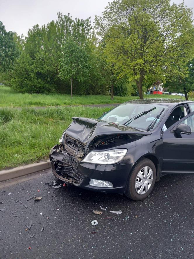 Samochody mocno zniszczone, ale ludzie cali. Po kolizji w Lesznie