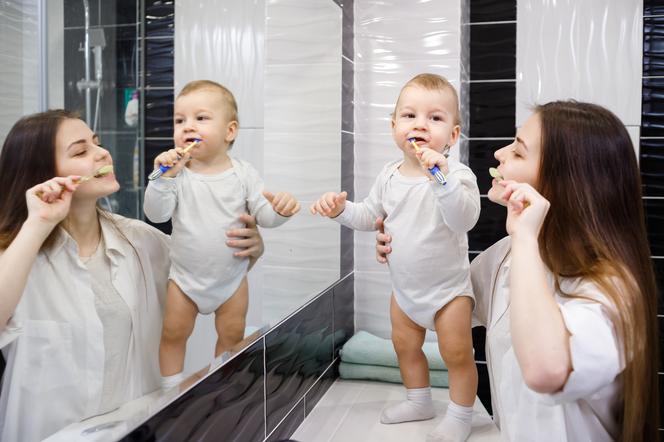 Musisz to wiedzieć: jak dbać o zęby niemowlaka, a jak o zęby małego dziecka? 