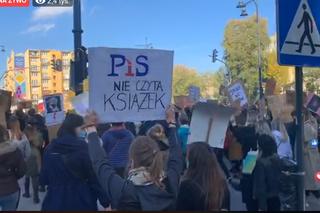 Strajk Kobiet w Łodzi: Protestujący idą ulicami miasta