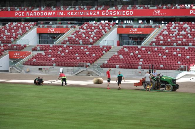 Rozkładanie murawy na Stadionie Narodowym